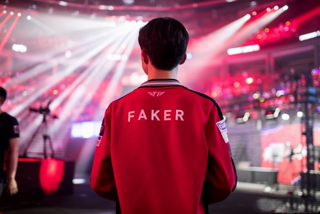 LPL 明天的首发阵容： Assum 对阵 Photic ， Angel 对阵 ZIKA 在 SOLO 比赛中